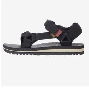 Teva Universal Trail Black size 9